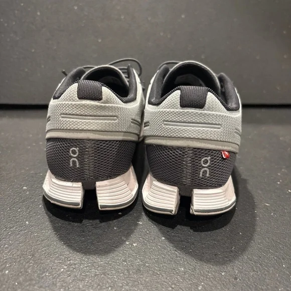On Gray Athletic Shoes size 7 great condition - Picture 3 of 5